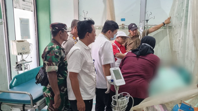 Peserta gerak jalan peringatan HUT Kemerdekaan RI di Kecamatan Kanor, Kabupaten Bojonegoro, saat diperiksa di Puskesmas Kanor. Rabu (27/08/2025). (Aset: Istimewa)
