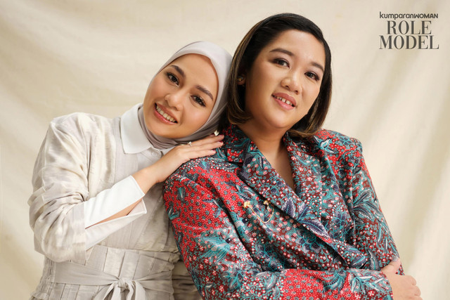 Rizki Triana dan Amanda Hartanto untuk Role Model kumparanWOMAN. Foto: Norman Fideli, Fashion Editor: Anantama Putra, Makeup: Linda Kusumadewi, Andreano Kusuma, Hairdo: Yuniarti Ningih, Wardrobe: Amanda Hartanto Batik & OE, Perhiasan: Samuel Wattimena x The Palace, Tulola.