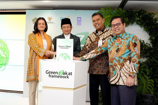 (kiri ke kanan) Deputy Resident Representative of UNDP Indonesia Sujala Pant, Menteri Agama Nasaruddin Umar, Direktur Utama PT Bank Syariah Indonesia Tbk Anggoro Eko Cahyo, dan Pimpinan Bidang Pengumpulan Badan Amil Zakat Nasional Rizaludin Kurniawan meresmikan Green Zakat Framework di Kantor Pusat BSI Jakarta, Rabu (27/08). Foto: Dok. BSI