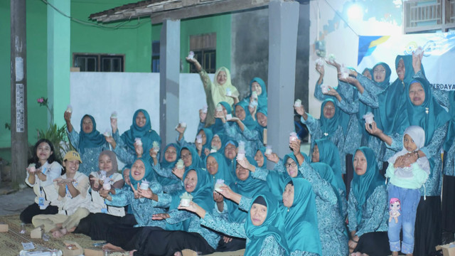 Foto Bersama Ibu-ibu PKK Desa Sindon pada Edukasi dan Pelatihan Pembuatan Lilin Aromaterapi dari Minyak Jelantah