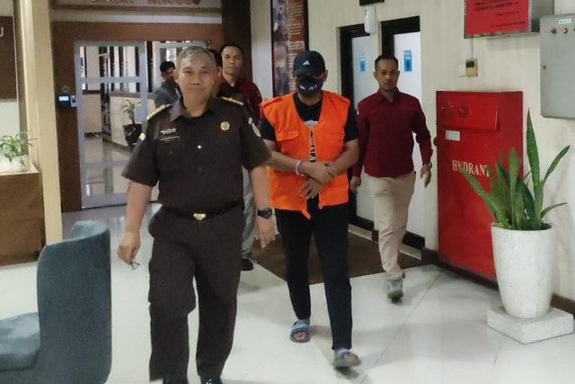 Sekda Kabupaten Klaten, Jajang Prihono mengenakan rompi tahanan usai ditetapkan menjadi tersangka korupsi Plaza Klaten di kantor Kejati Jateng. Foto: Dok. Istimewa