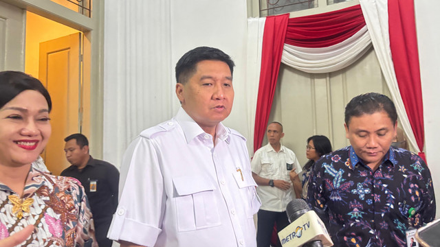 Menteri PKP Maruarar Sirait, Kepala Eksekutif Pengawas Perilaku Pelaku Usaha Jasa Keuangan, Edukasi, dan Perlindungan Konsumen OJK Friderica Widyasari Dewi, dan Kepala BP Tapera Heru Pudyo Nugroho di Gedung Jusuf Anwar, Rabu (27/8/2025). Foto: Ave Airiza Gunanto/kumparan