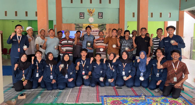 Foto 1. Pelatihan pupuk organik dan UMMB oleh KKN-T 1 FAPET UB di Bojonegoro