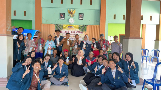 KKN-T 1 Fapet UB Buat Desinfektan Alami untuk Peternakan Desa