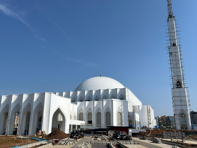 Penampakan proses finishing Masjid Raya Al Bakrie di Lampung | Foto : Eka Febriani / Lampung Geh