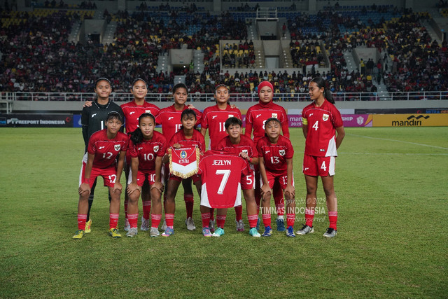 Pemain Timnas Wanita Indonesia U-16 melawan Timnas Wanita Australia U-16 pada pertandingan semifinal Piala AFF Wanita U-16 2025 di Stadion Manahan Solo, Rabu (27/8/2025). Foto: PSSI