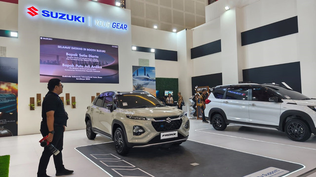 Deretan kendaraan PT Suzuki Indomobil Sales (SIS) hadir di GIIAS Surabaya 2025. Foto: Sena Pratama/kumparan