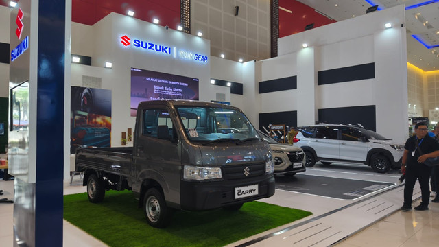 Deretan kendaraan PT Suzuki Indomobil Sales (SIS) hadir di GIIAS Surabaya 2025. Foto: Sena Pratama/kumparan