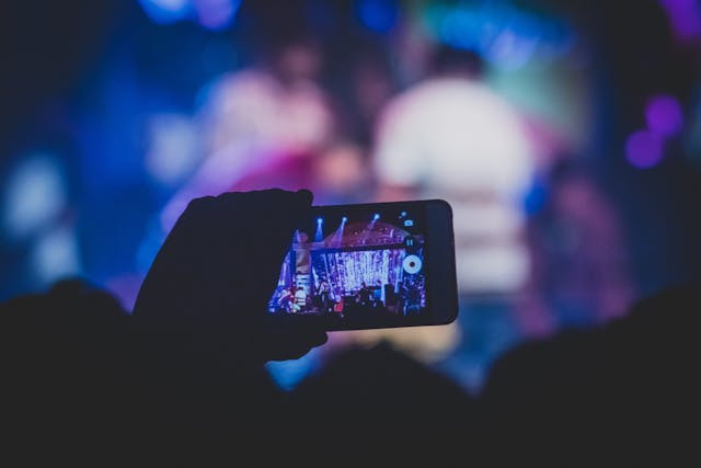 Barang yang harus dibawa saat nonton konser K-Pop. Foto hanya ilustrasi bukan sebenarnya. Sumber foto: Pexels/Rahul Pandit