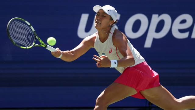 Petenis Indonesia Janice Tjen saat melawan Inggris Emma Raducanu pada pertandingan putaran kedua US Open di Flushing Meadows, New York, Amerika Serikat, Kamis (28/8/2025). Foto: Andres Kudacki/AP Photo