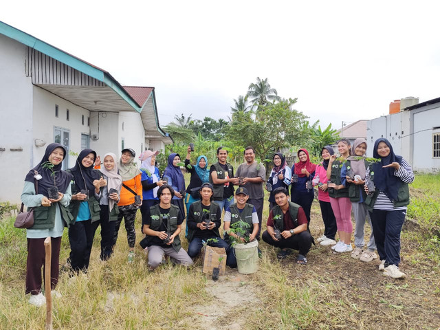 Gambar Penanaman Bibit petai bersama warga setempat dan ibu-ibu senam di sekitar Masjid Al-Jami’aturrahmah