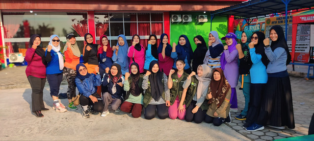 Gambar kegiatan senam pagi  ibu ibu bersama mahasiswi kkn mbkm universitas riau