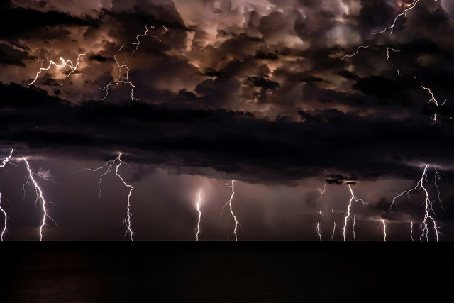 Ilustrasi petir. Foto: Unsplash