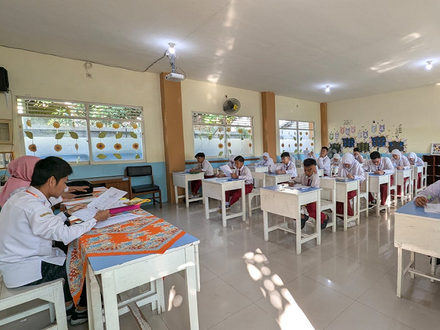 Ilustrasi siswa kelas 5 SD sedang mengerjakan ANBK 2025. Foto: Pexels