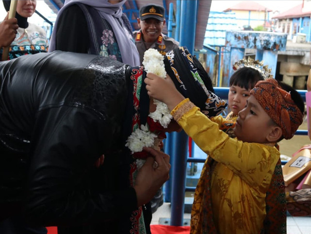 Kapolda Kaltara yang baru dilantik, Brigjen Pol Djati Wiyoto Abadhy menerima kalungan bunga saat prosesi tepung tawar.