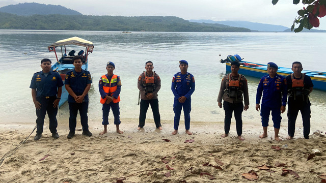 Anggota tim gabungan pencarian orang hilang di perairan Ratatotok. (foto: istimewa)
