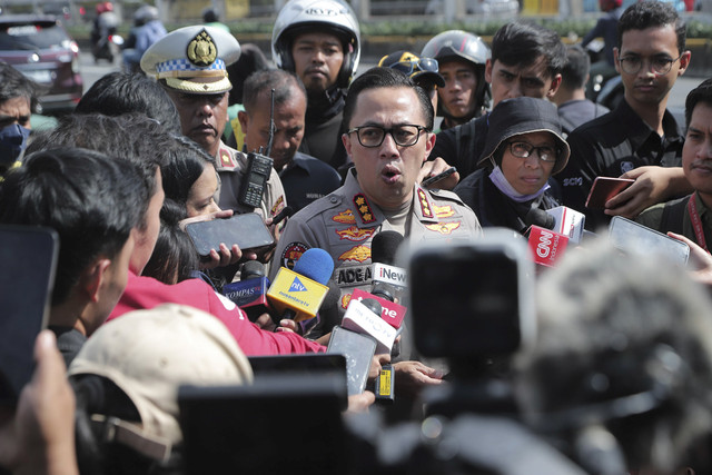 Kabidhumas Polda Metro Jaya Ade Ary menjawab pertanyaan wartawan saat dijumpai jelang unjuk rasa Buruh di depan Kompleks Parlemen, Jakarta, Kamis (28/8/2025). Foto: Iqbal Firdaus/kumparan