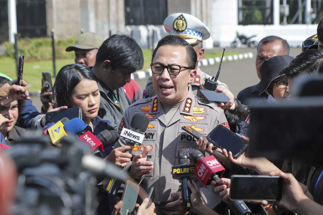 Kabidhumas Polda Metro Jaya Ade Ary menjawab pertanyaan wartawan saat dijumpai jelang unjuk rasa Buruh di depan Kompleks Parlemen, Jakarta, Kamis (28/8/2025). Foto: Iqbal Firdaus/kumparan