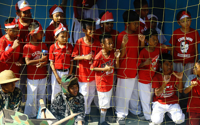 Sejumlah siswa menyaksikan teatrikal pertempuran Benteng Kedung Cowek yang diperankan oleh teman-temannya.FOTO:DIPTA WAHYU/BASRA