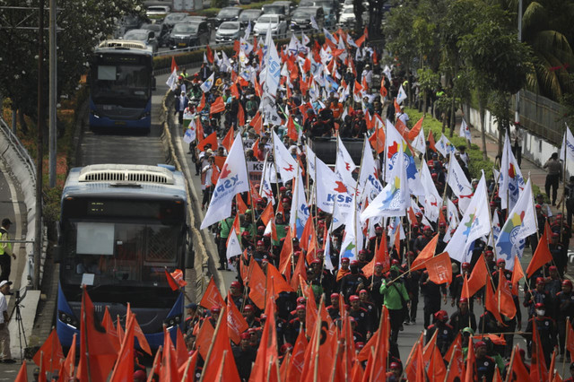 Sejumlah buruh melakukan aksi long march menuju depan kompleks Parlemen di Jalan Gatot Subroto, Jakarta, Kamis (28/8/2025). Foto: Aditia Noviansyah/kumparan