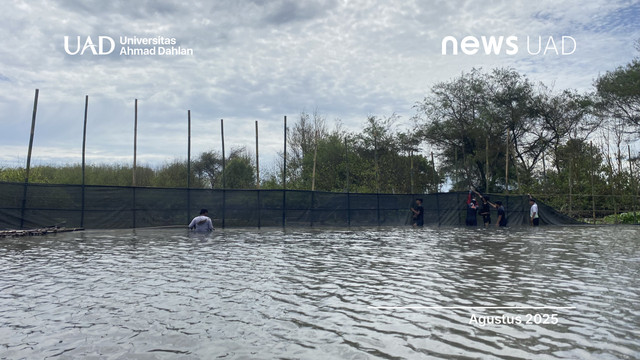 PPK Ormawa HMTI Universitas Ahmad Dahlan (UAD) Pasang Paranet di Mangrove Srigading untuk Jaga Kelestarian Pesisir (Foto. PPKO HMTI UAD)