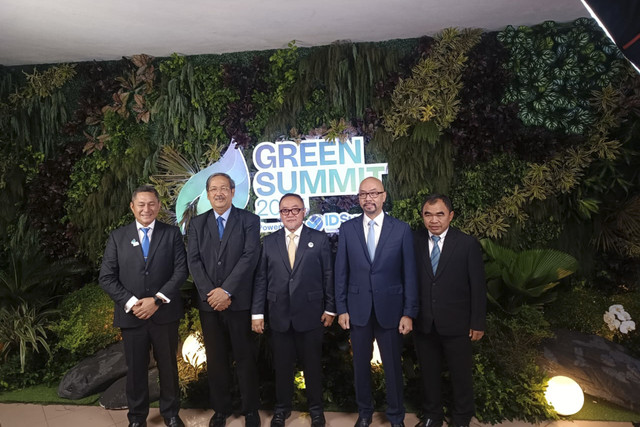 Staf Ahli Menteri Lingkungan Hidup Bidang Kelestarian Sumber Daya Keanekaragaman Hayati dan Sosial Budaya, Noer Adi Wardojo (ketiga dari kiri), dalam acara Green Summit by ID Survey di Jakarta Selatan, Kamis (28/8/2025). Foto: Muhammad Fhandra Hardiyon/kumparan