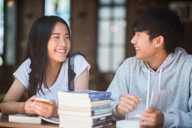 contoh gambar siswa dan siswi sedang mengobrol. https://www.freepik.com/free-photo/group-happy-friends-student-talking-about-knowledge-cafe_2523635.htm#fromView=search&page=1&position=10&uuid=b3fcb5d4-72d6-418a-a70d-69a63c5e4c97&query=student+Talking