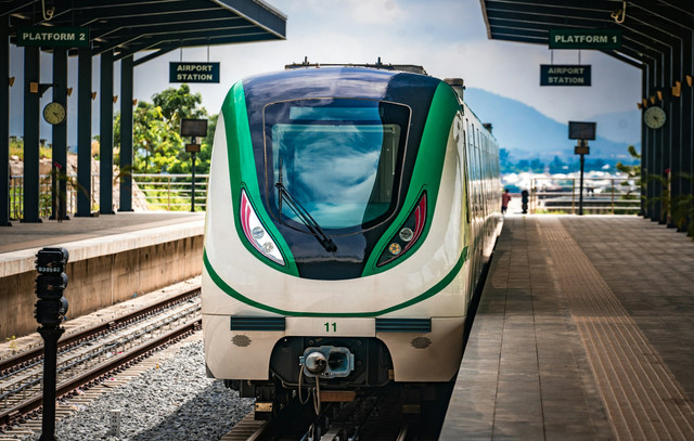 Jadwal Kereta Bandara dari Manggarai Terbaru. Foto hanya ilustrasi, bukan tempat sebenarnya. Sumber: unsplash.com/Baqeer Gashua.