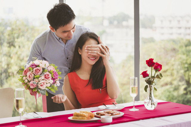 Love bombing adalah salah satu taktik manipulasi cinta dengan memberikan perhatian berlebih. Foto: Peera_stockfoto/Shutterstock