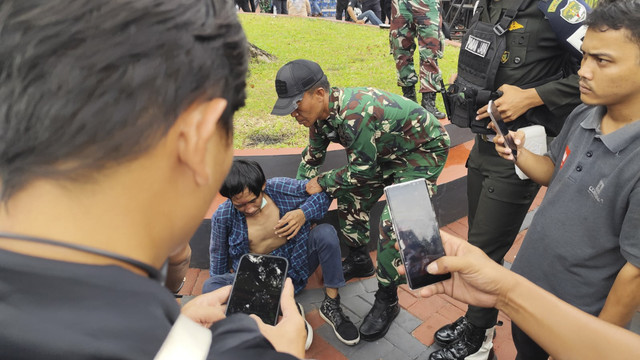 Pemuda diduga copet diamuk massa unjuk rasa buruh di depan DPR pada Kamis (28/8/2025). Foto: Luthfi Humam/kumparan