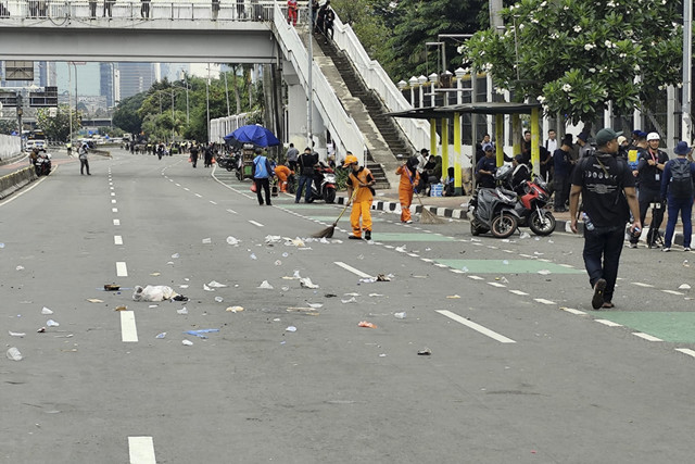 Petugas PPSU mulai membersihkan sampah usai aksi unjuk rasa buruh di depan Gedung DPR Senayan, Kamis (28/8/2025). Foto: Luthfi Humam/kumparan