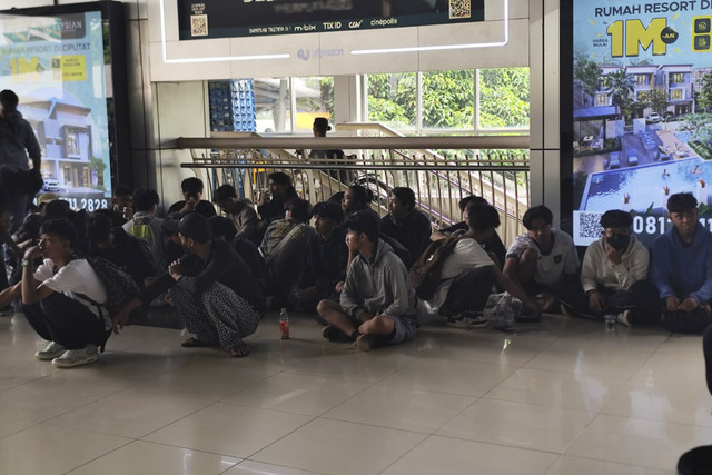 Remaja saat digeledah di Stasiun Palmerah pada Kamis (28/8/2025). Foto: Rachmadi Rasyad/kumparan