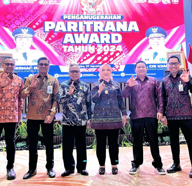 Jajaran direksi Bank Sumsel Babel saat meraih penghargaan Paritrana Award 2024. (ist)