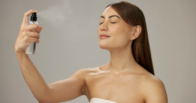 Setting spray menjadi salah satu alat ampuh untuk membuat makeup seharian. Foto: PeopleImages.com - Yuri A/Shutterstock