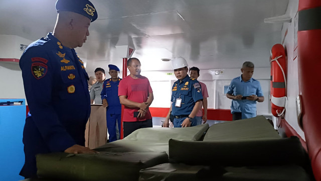 Pemeriksaan kapal yang dilakukan oleh tim gabungan KSOP Manado di Pelabuhan Manado.