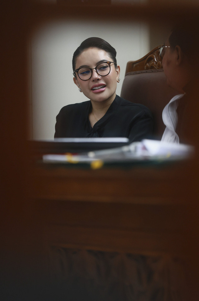 Terdakwa Nikita Mirzani saat menjalani sidang terkait pemerasan dengan agenda mendengarkan keterangan saksi ahli di Pengadilan Negeri Jakarta Selatan, Jakarta, Kamis, (28/8/2025). Foto: Agus Apriyanto