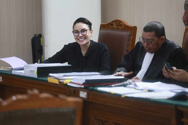 Terdakwa Nikita Mirzani saat menjalani sidang terkait pemerasan dengan agenda mendengarkan keterangan saksi ahli di Pengadilan Negeri Jakarta Selatan, Jakarta, Kamis, (28/8/2025). Foto: Agus Apriyanto