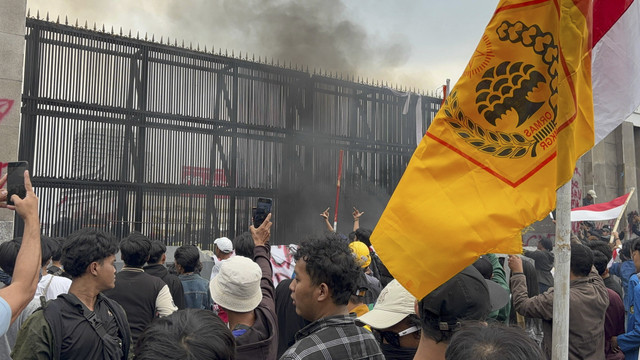 Massa aksi unjuk rasa dari elemen mahasiswa di depan Gedung DPR pada Kamis (28/8/2025). Foto: Luthfi Humam/kumparan