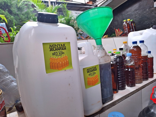 Kegiatan mengumpulkan minyak jelantah di Kelurahan Tegalreja, Cilacap Selatan, Cilacap Jawa Tengah melalui Bank Sampah Beo Asri, Kamis (28/8/2025). Foto: Argya D. Maheswara/kumparan 