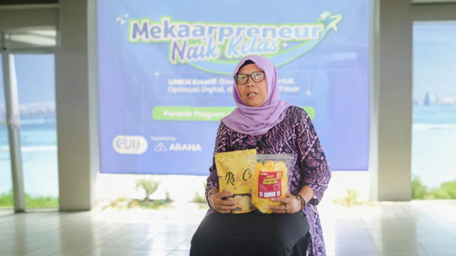 Wawang sebagai nasabah Mekaar di Garut yang berhasil mengembangkan usaha emping singkong berkat pemberdayaan PNM. Foto: Dok. PNM