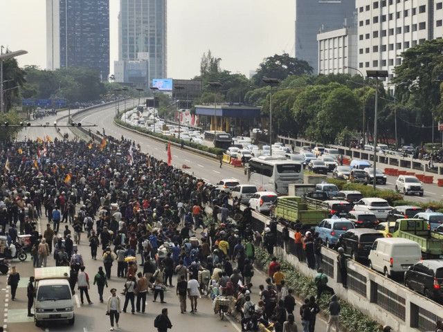 Massa aksi memblokir tol dalam kota, Kamis (28/8/2025). Foto: Luthfi Humam/kumparan