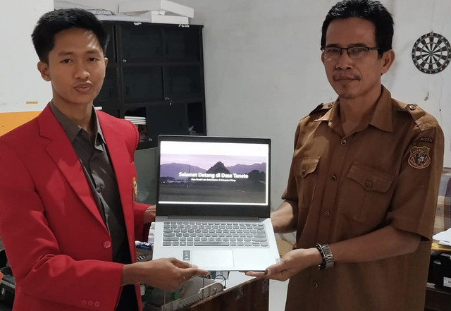Mahasiswa KKNT 114 Unhas Serahkan Website Profil Desa Tanete