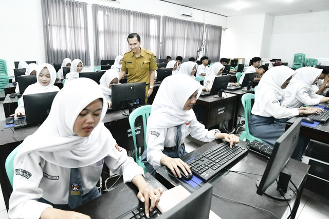 Sejumlah siswa mengikuti Tes Kemampuan Akademik (TKA). Foto: Kemendikdasmen