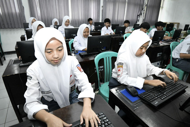 Sejumlah siswa mengikuti Tes Kemampuan Akademik (TKA). Foto: Kemendikdasmen