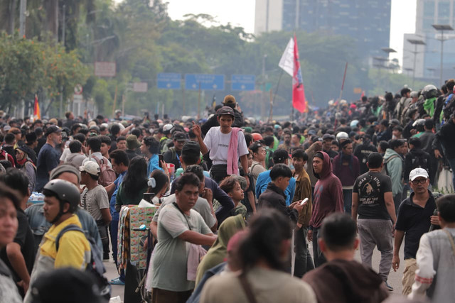 Massa menggelar aksi unjuk rasa di depan Gedung DPR/MPR, Jakarta, Kamis (28/8/2025). Foto: Iqbal Firdaus/kumparan