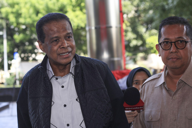 Pemilik agensi perjalanan haji Maktour, Fuad Hasan Masyhur (tengah) tiba untuk menjalani pemeriksaan sebagai saksi di Gedung Merah Putih KPK, Jakarta, Kamis (28/8/2025). Foto: Reno Esnir/ANTARA FOTO