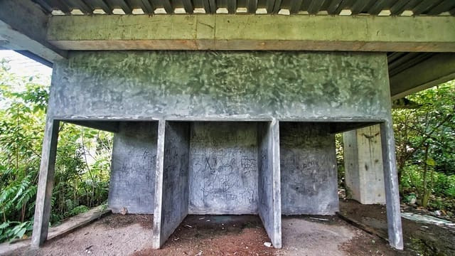 Kondisi gedung Pasar Cinde yang terbengkalai, Minggu (13/4/2025) Foto: abp/urban id