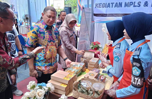 Kepala Dinas Pendidikan (Kadindik) Provinsi Jawa Timur Aries Agung Paewai (tengah, berbatik) saat meninjau SMA peserta program Double Track. Foto: Masruroh/Basra