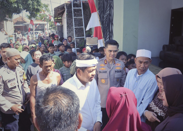 Gubernur Jawa Barat Dedi Mulyadi mendatangi rumah keluarga korban pembunuhan oleh oknum polisi di Desa Rambatan Wetan, Kecamatan Sindang, Kabupaten Indramayu, Kamis (28/8/2025). Foto: Dok. Istimewa