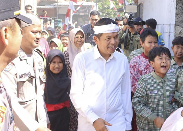 Gubernur Jawa Barat Dedi Mulyadi mendatangi rumah keluarga korban pembunuhan oleh oknum polisi di Desa Rambatan Wetan, Kecamatan Sindang, Kabupaten Indramayu, Kamis (28/8/2025). Foto: Dok. Istimewa